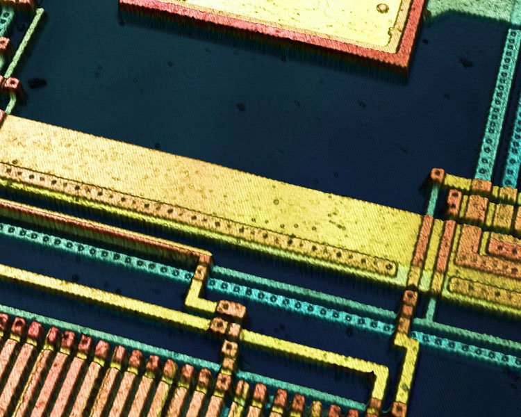 Wunderschönes Bild einer elektronischen Schaltung, aufgenommen mit einem Leica-Mikroskop